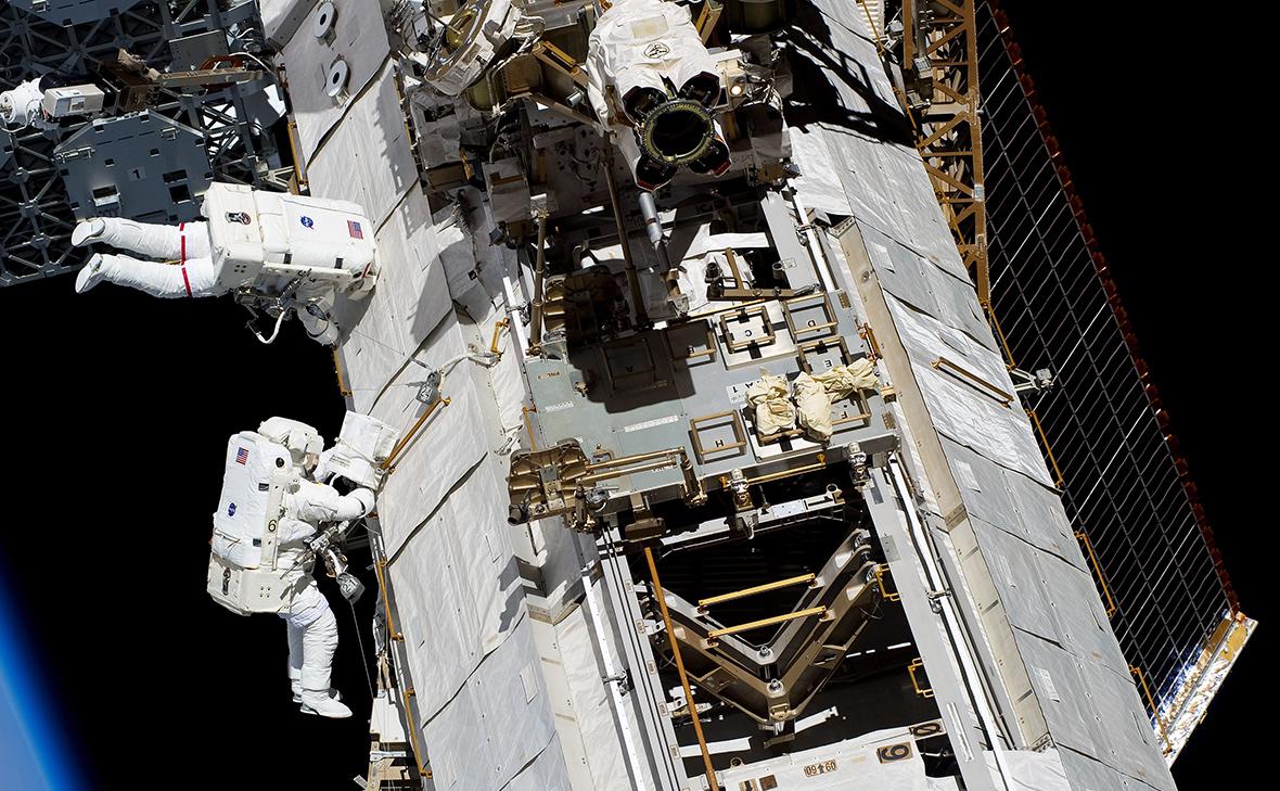 NASA назвало новые даты выхода астронавтов в космос после утечки на МКС